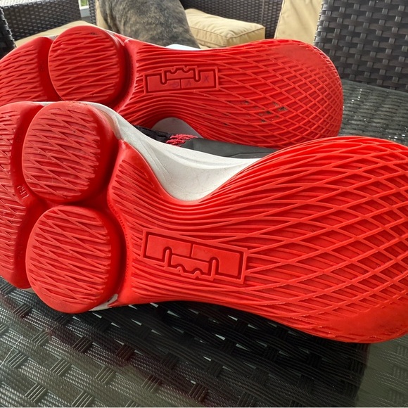 Nike LeBron Witness 8 VIII Faze Men’s Size 11 Black and Red Basketball Shoes - Picture 4 of 6